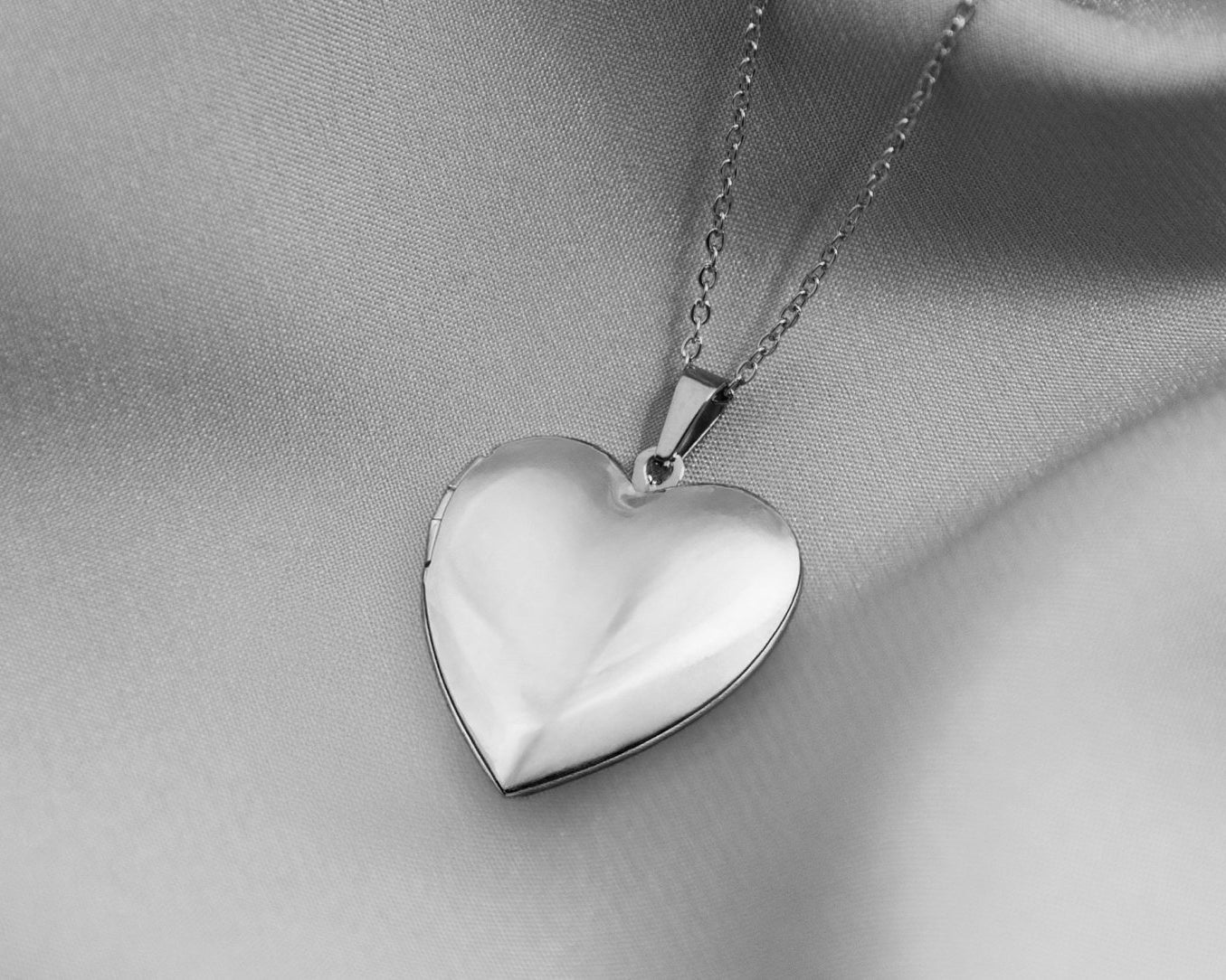HEART LOCKET - MILA CANTES