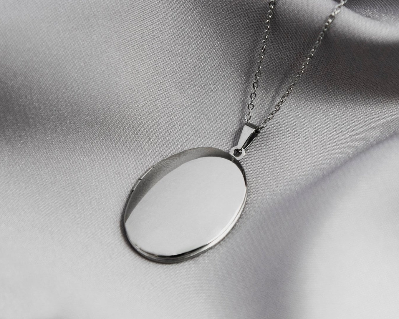 OVAL LOCKET - MILA CANTES